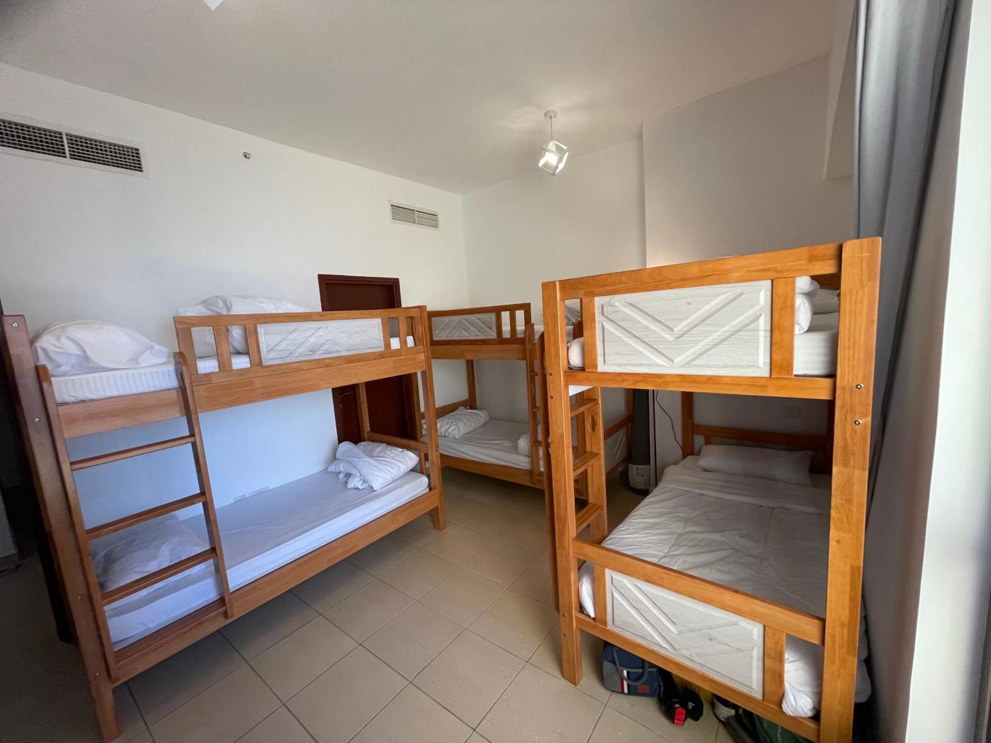 דובאי Seaview Beach Hostel Jbr - Walk To Beach - Gym - Pool - Metro Station מראה חיצוני תמונה