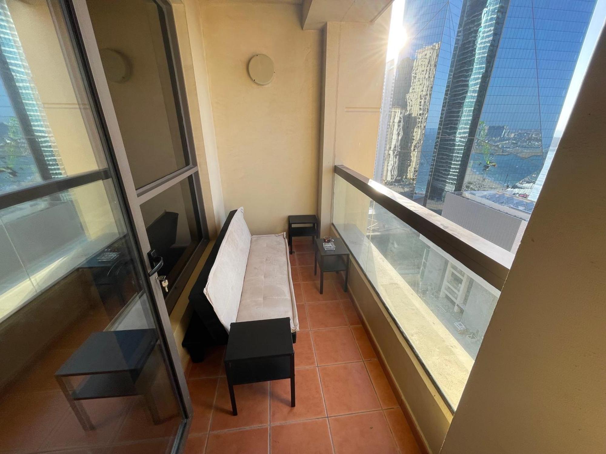 דובאי Seaview Beach Hostel Jbr - Walk To Beach - Gym - Pool - Metro Station מראה חיצוני תמונה