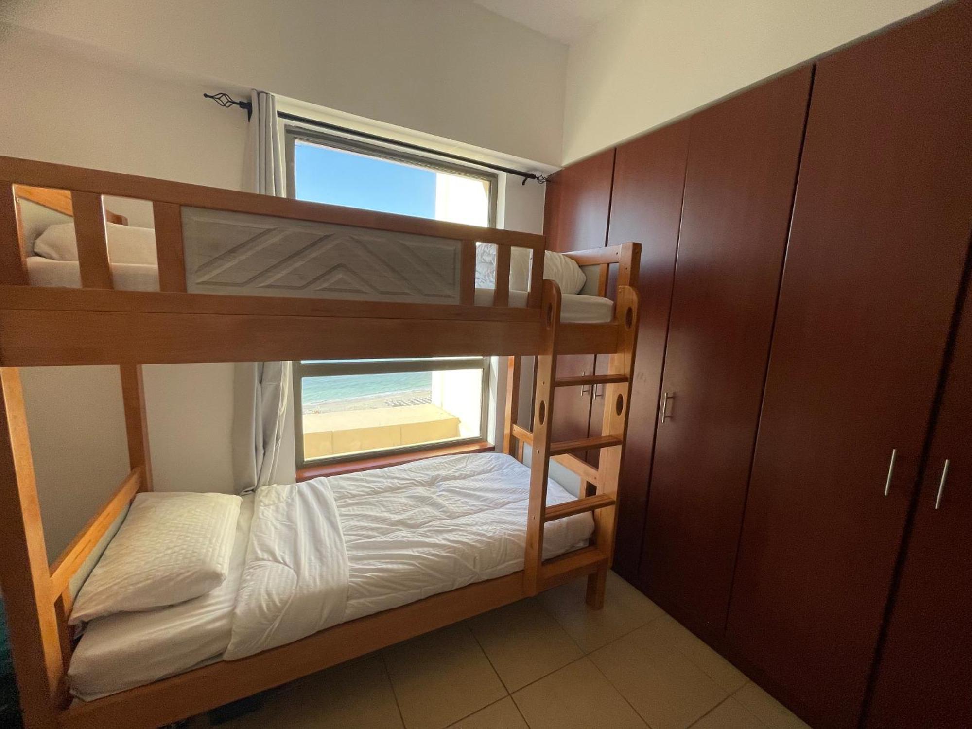 דובאי Seaview Beach Hostel Jbr - Walk To Beach - Gym - Pool - Metro Station מראה חיצוני תמונה