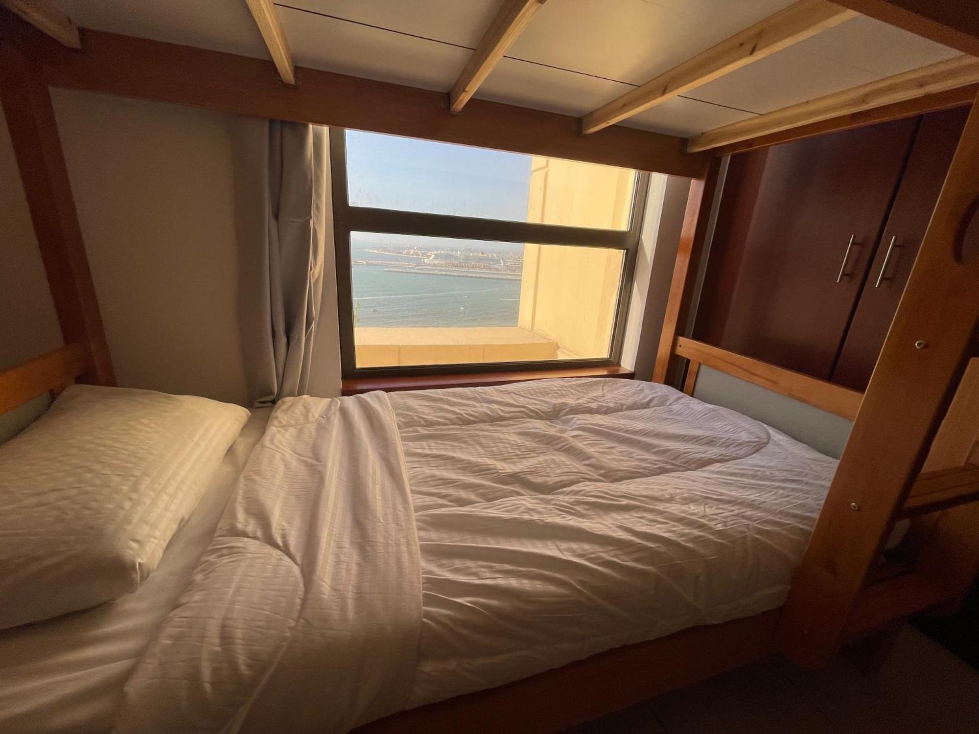 דובאי Seaview Beach Hostel Jbr - Walk To Beach - Gym - Pool - Metro Station מראה חיצוני תמונה