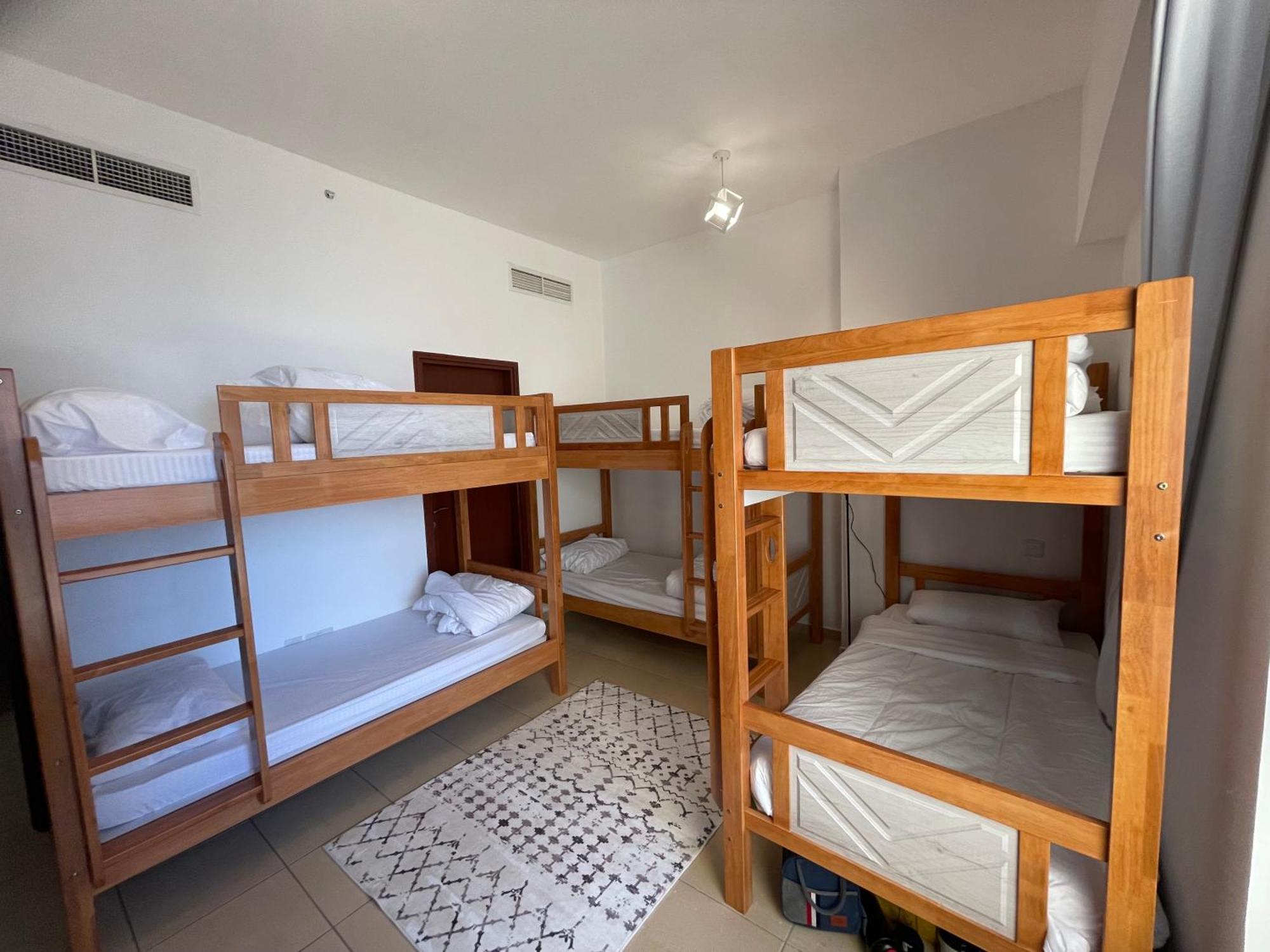 דובאי Seaview Beach Hostel Jbr - Walk To Beach - Gym - Pool - Metro Station מראה חיצוני תמונה