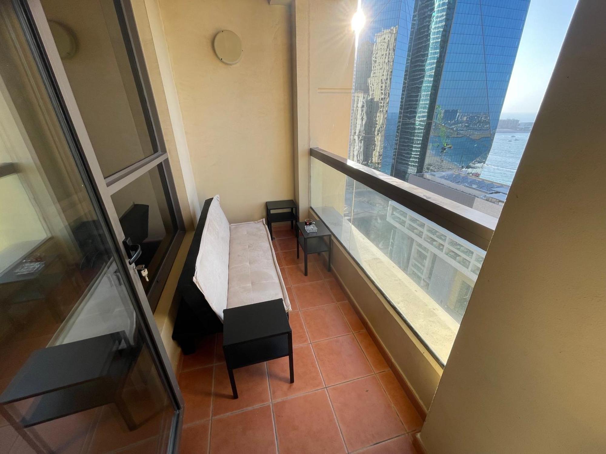 דובאי Seaview Beach Hostel Jbr - Walk To Beach - Gym - Pool - Metro Station מראה חיצוני תמונה
