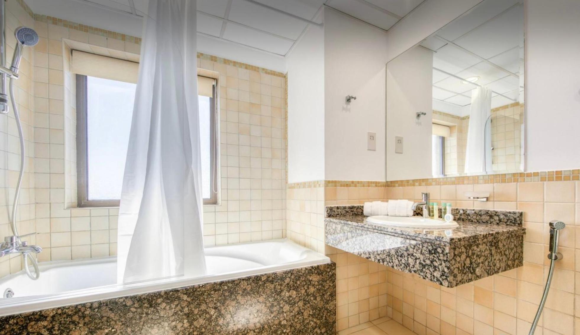 דובאי Seaview Beach Hostel Jbr - Walk To Beach - Gym - Pool - Metro Station מראה חיצוני תמונה